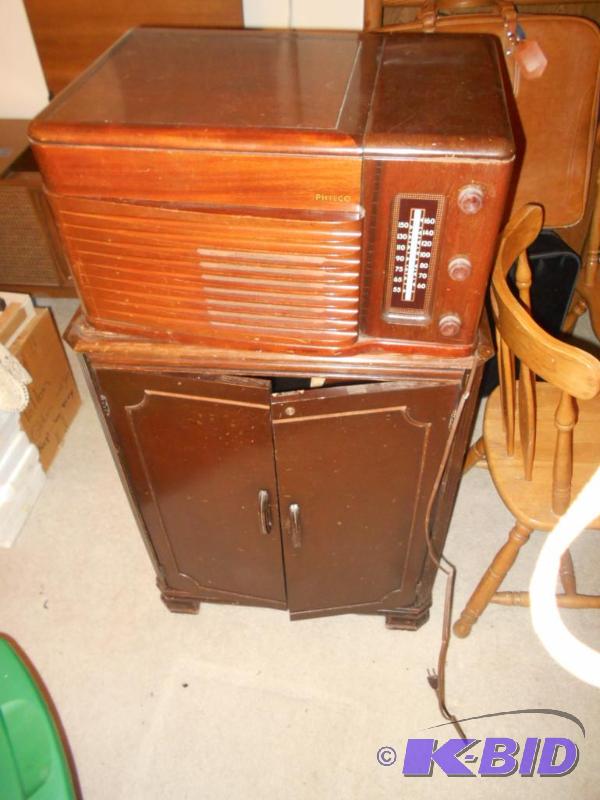 lot 100 image: Philco am radio and phonograph. Turns on, rad...