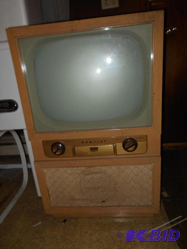 lot 102 image: Admiral TV. Turns on, has sound but no pictur...