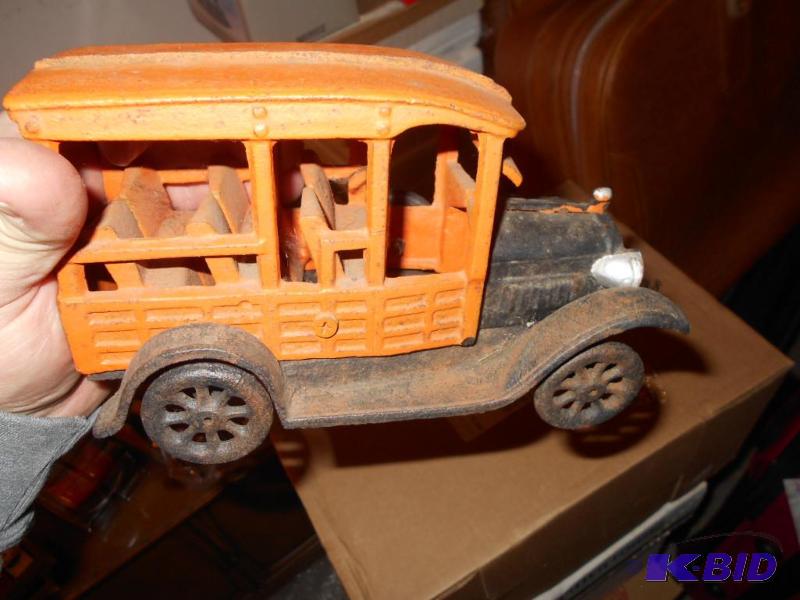 lot 119 image: Metal bus...