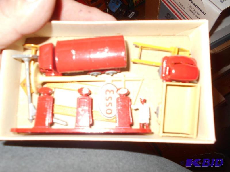 lot 143 image: Miscelaneous metal Matchbox cars and Esso gas...