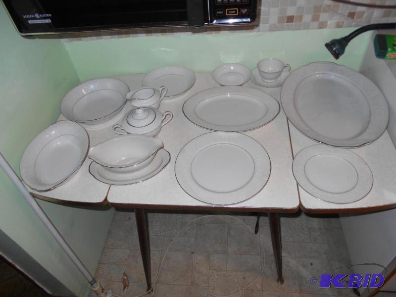 lot 188 image: Fine China-Fashion Manor- 98 piece set. Compl...