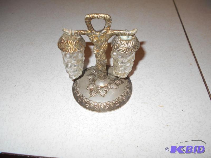lot 189 image: Salt and Pepper shaker set. Glass...