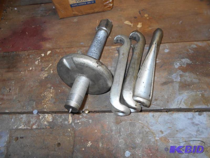 lot 195 image: Universal Wheel Hub Puller...