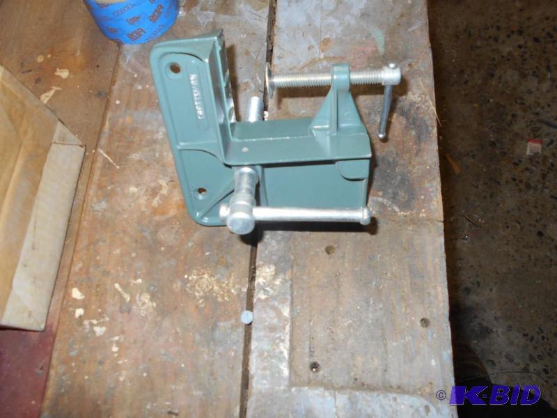 lot 198 image: Woodworkers bench vise...