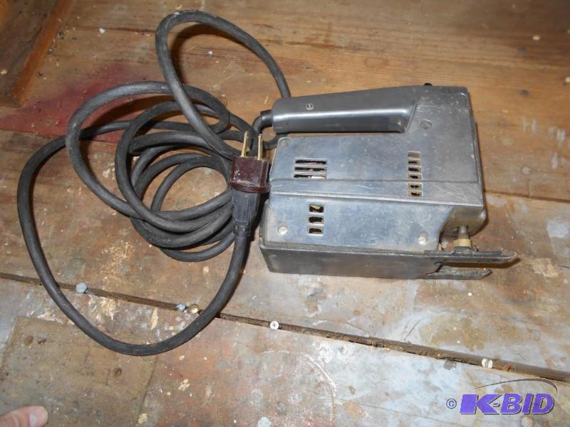 lot 203 image: Scroll saw. No manufacturer name on unit....