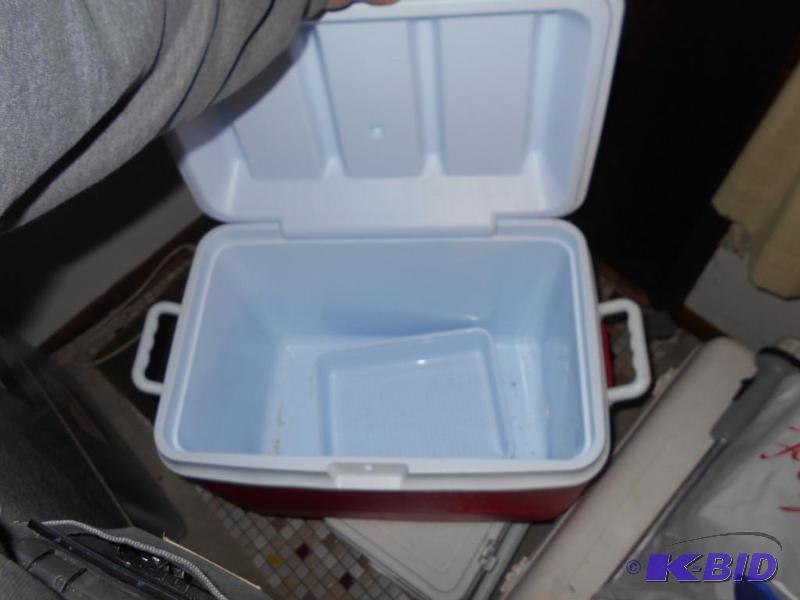lot 274 image: rubbermaid chest cooler. Small hole in cover....
