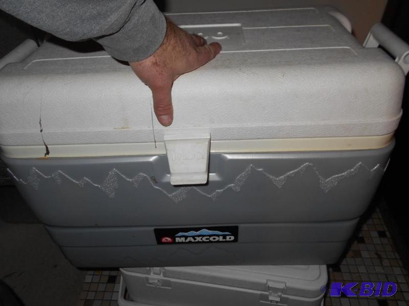 lot 275 image: Igloo chest Cooler. Has broken strap....