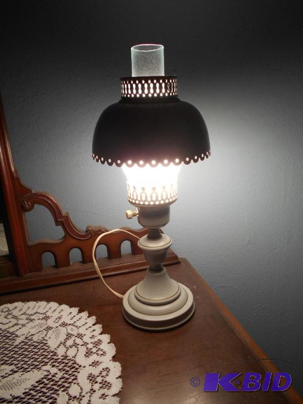 lot 29 image: table lamp. Metal...
