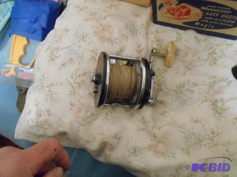 lot 300 image: Old baitcast. No name on it....