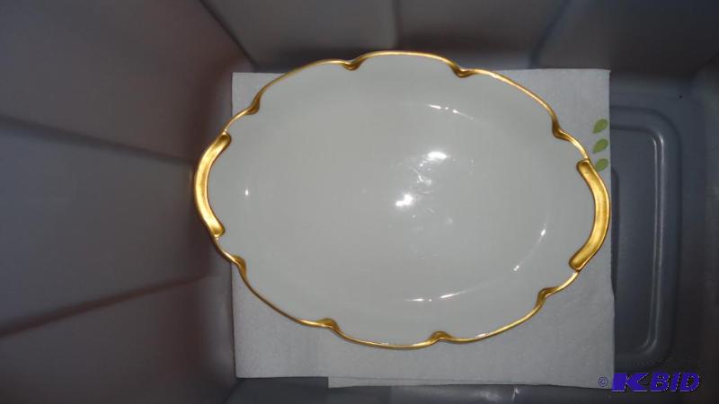lot 358 image: Fine China-Theodore Haviland. 1 serving platt...