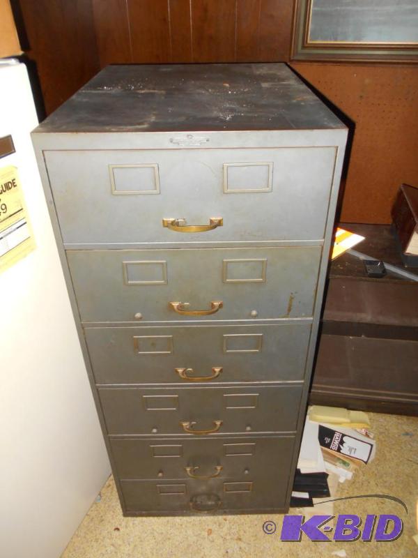 lot 70 image: Metal storage cabinet...