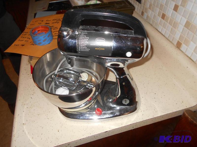 lot 79 image: Hamilton Beach mixer. Some buttons missing. D...