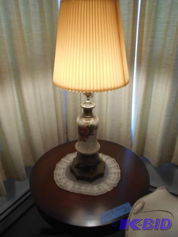 lot 9 image: Table lamp with flower. Comes with original s...