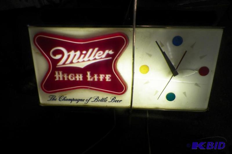 lot 67 image: Vintage Miller High Life Clock