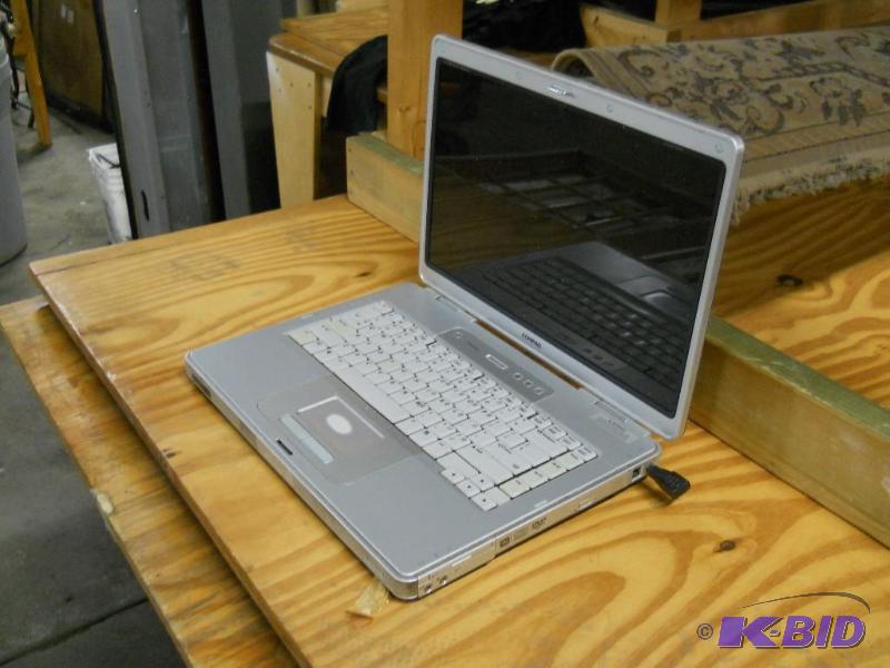 lot 1 image: Compaq Presario Laptop Computer