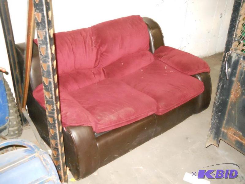 lot 129 image: Clean Loveseat. No reserve