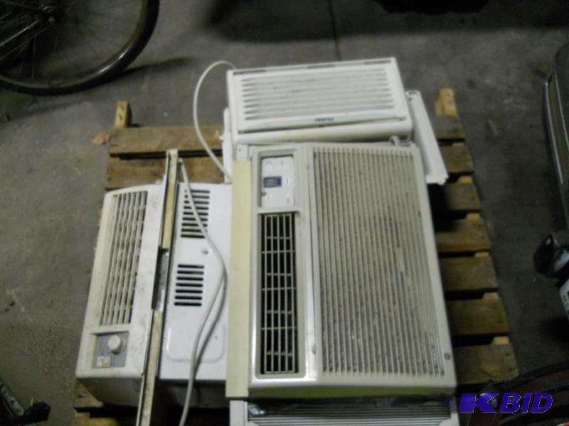 lot 133 image: Choice of one (1) air conditioner on the pall...