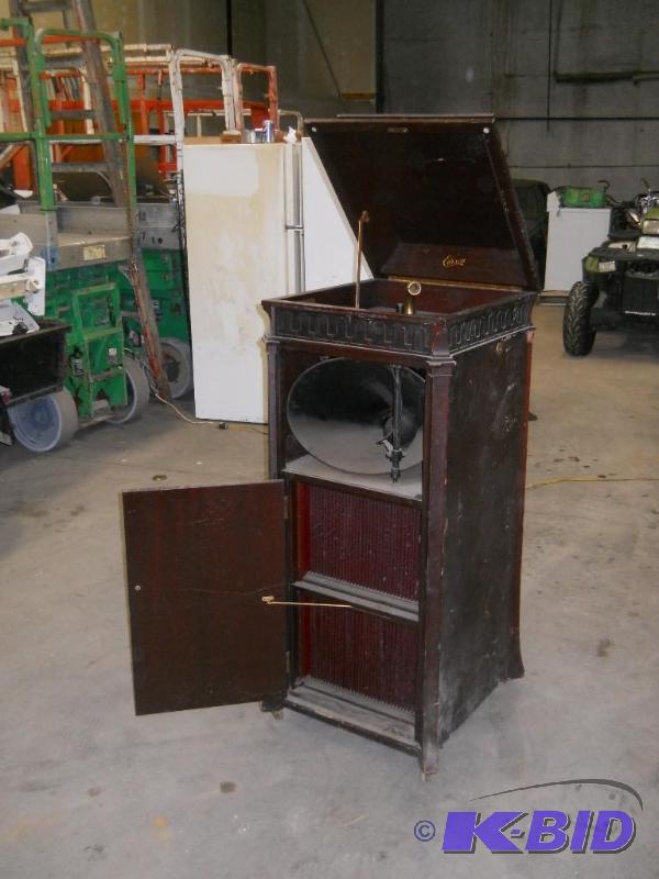 lot 17 image: Edison 19 Phonograph In Rolling Wooden Case