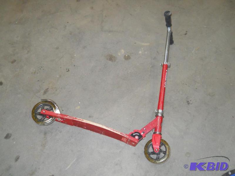 lot 31 image: Razor Scooter