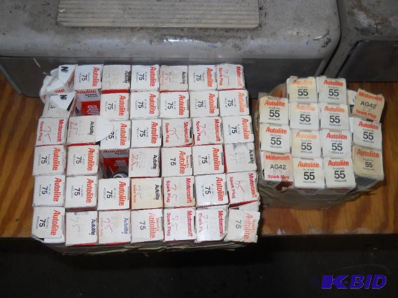 lot 52 image: 40 Spark Plugs NEW