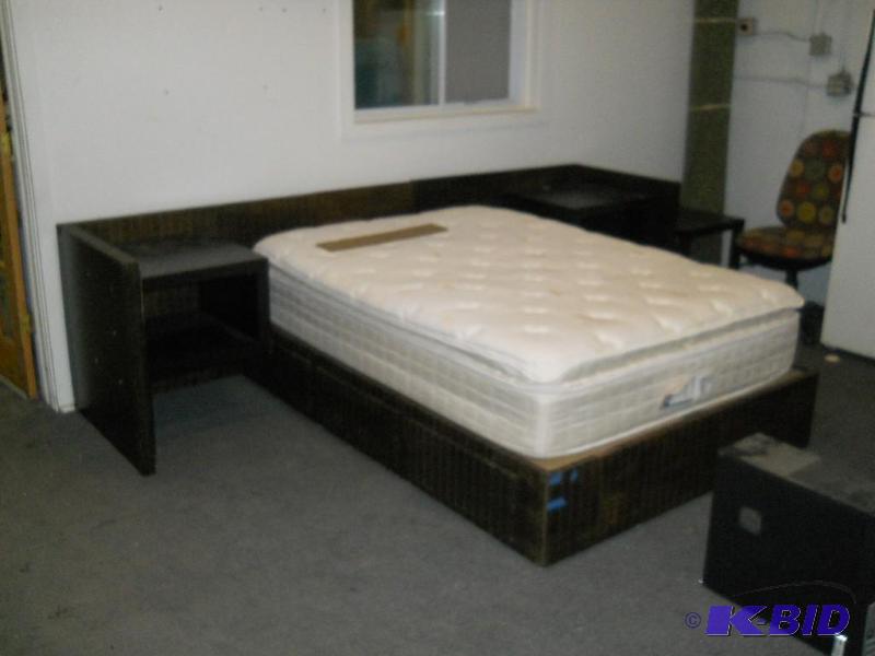 lot 7 image: Clean, Modern Bed Set.
