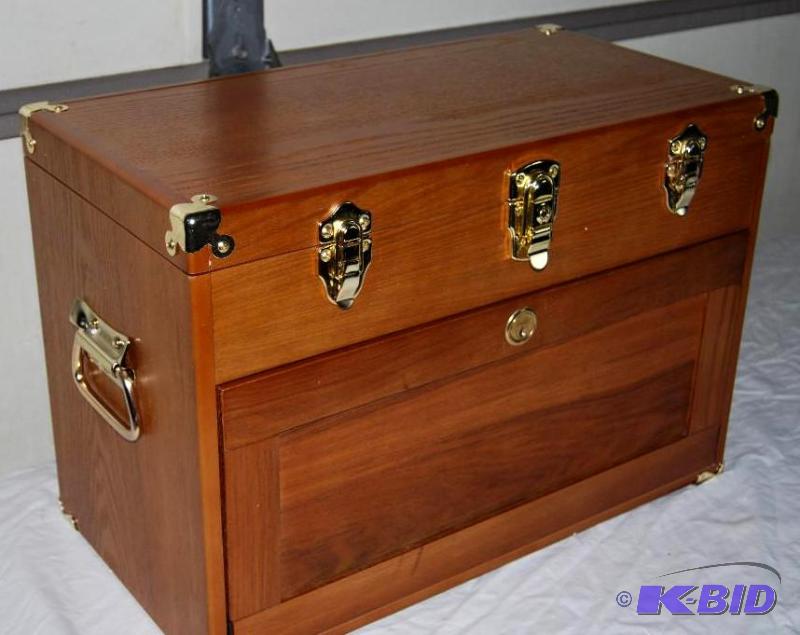 lot 27 image: Deluxe 4 drawer Collectors Chest, wood compo...