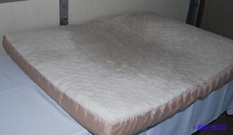 lot 33 image: Fleece Ortho Pet Bed, washable zip cover, 35 ...