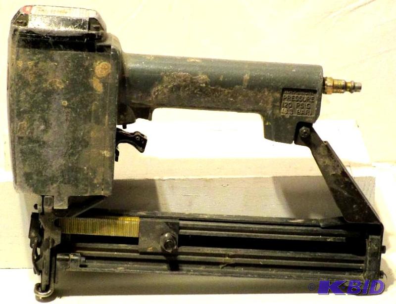 lot 32 image: Senco SKS-L 78-Inch to 1-12-Inch 18-Gauge Narrow Crown Stapler