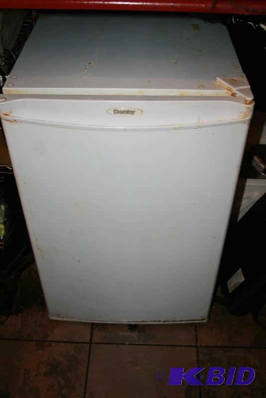 lot 10 image: Single Door Freezer