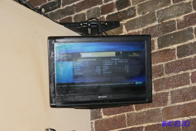 lot 15 image: 1 Flat Screen TV