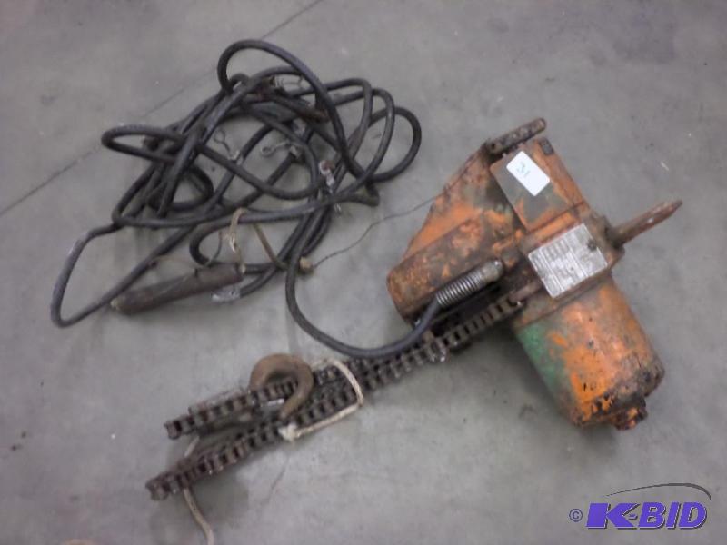 lot 31 image: Yale Midget King Model 1E17RPG1 2000# 440Volt...