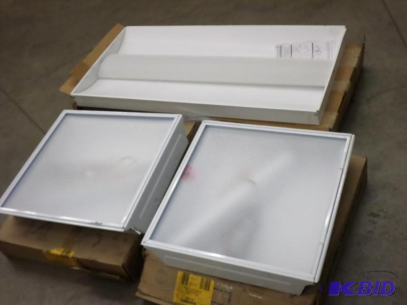 lot 52 image: Lot Of (3) Commercial Lights...