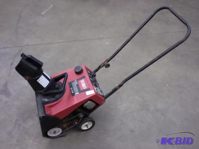lot 92 image: Toro CCR PowerLite-E Snowblower, Running Cond...