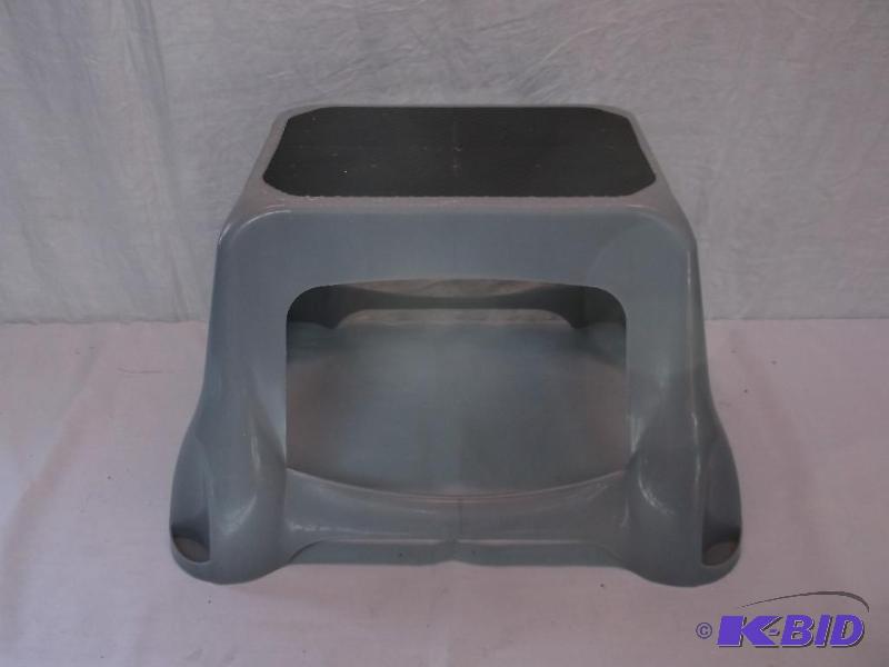 lot 105 image: Step stool in great usable condition....