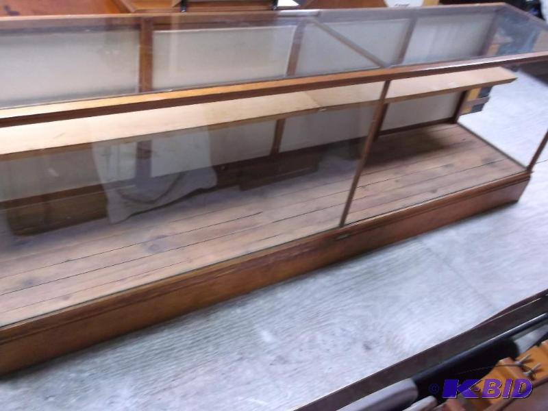 lot 23 image: Antique oak showcase made by L.Paulle - Minne...