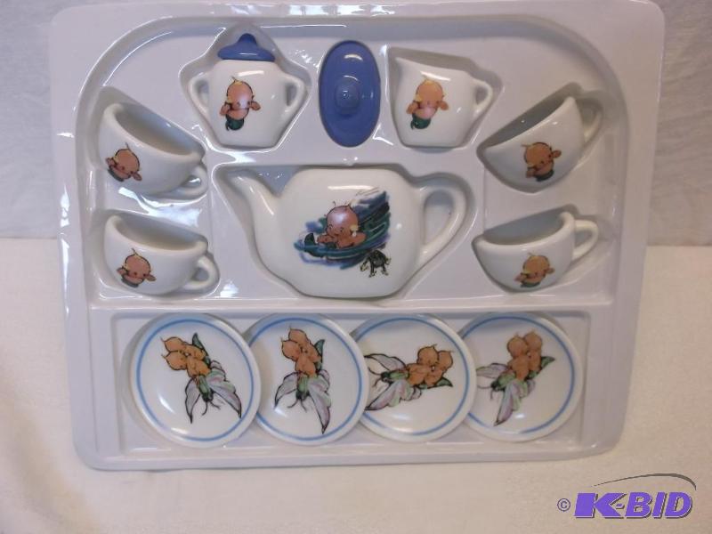 lot 29 image: Collectable kids play tea set like new in pac...
