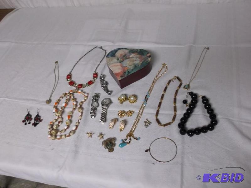 lot 33 image: Nice lot of jewelry in heart shaped cardboard...