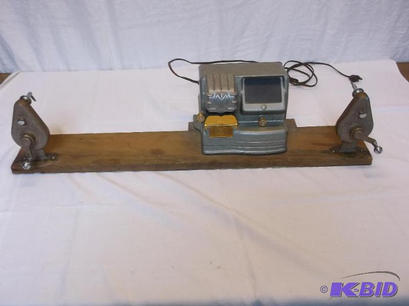 lot 37 image: Vintage Mansfield 8 MM editor powers up nice ...