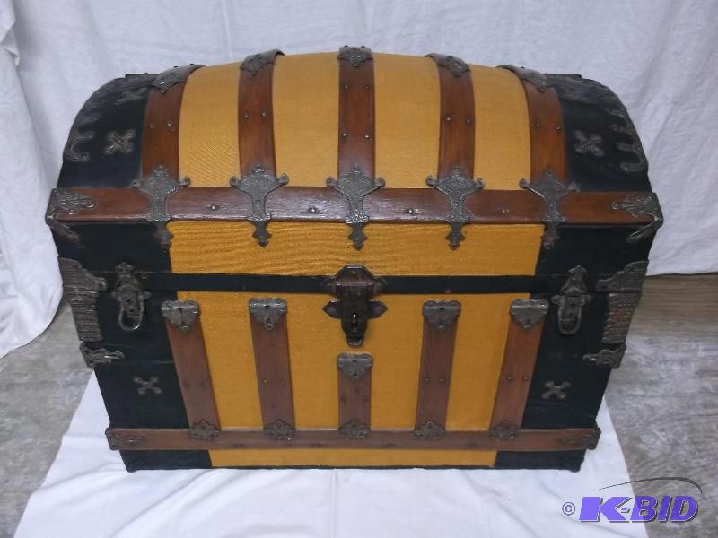 lot 4 image: Vintage humpback trunk measuring 34 12"...