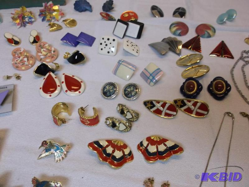 lot 40 image: Jewelry box loaded with jewelry....