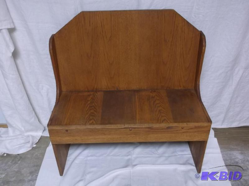 lot 5 image: Nice oak entryway bench measuring 32 12"...