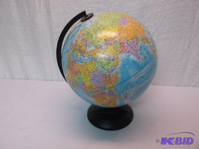lot 65 image: Globe masters 12" globe in great conditi...
