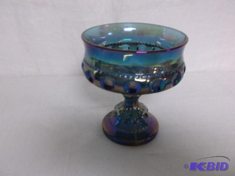 lot 9 image: Beautiful carnival glass footed dish measurin...