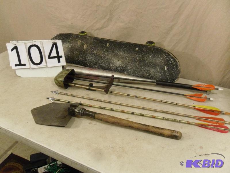 lot 104 image: Arrows with quiver. (Easton, Arrow Dynamics, ...