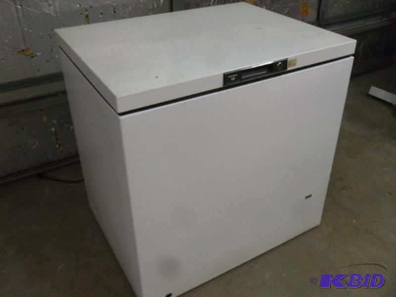 lot 13 image: Kenmore chest freezer. Adjustable setting. Ne...