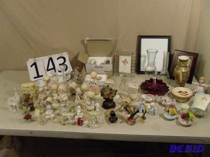 lot 143 image: Lot of Assorted Decor. Glass Hummingbird Feed...