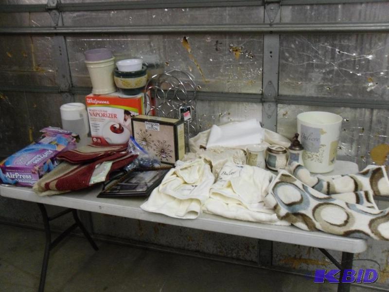 lot 200A image: Cute bathroom set, rugs, new vaporizer, wine ...