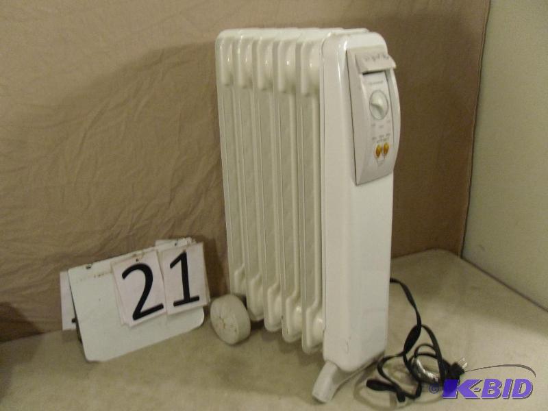 lot 21 image: Lakewood Oil Filled Space Heater. 1500 watts....