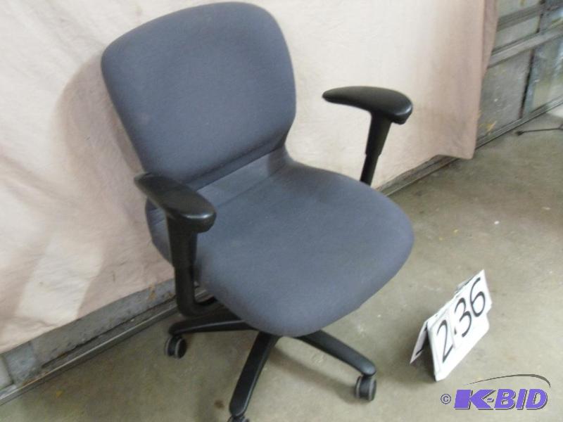 lot 236 image: Haworth&nbspoffice chair. Commercial quality...