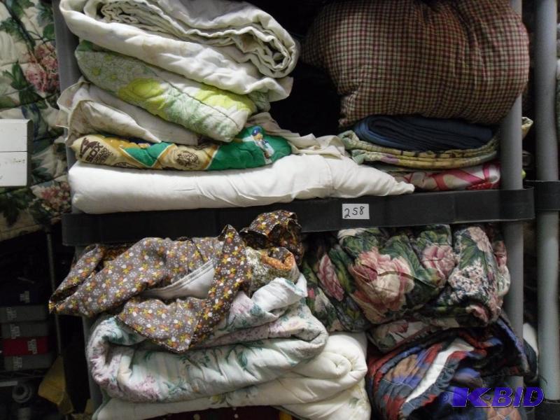 lot 258 image: 2 shelves full of assorted linens. Can be she...
